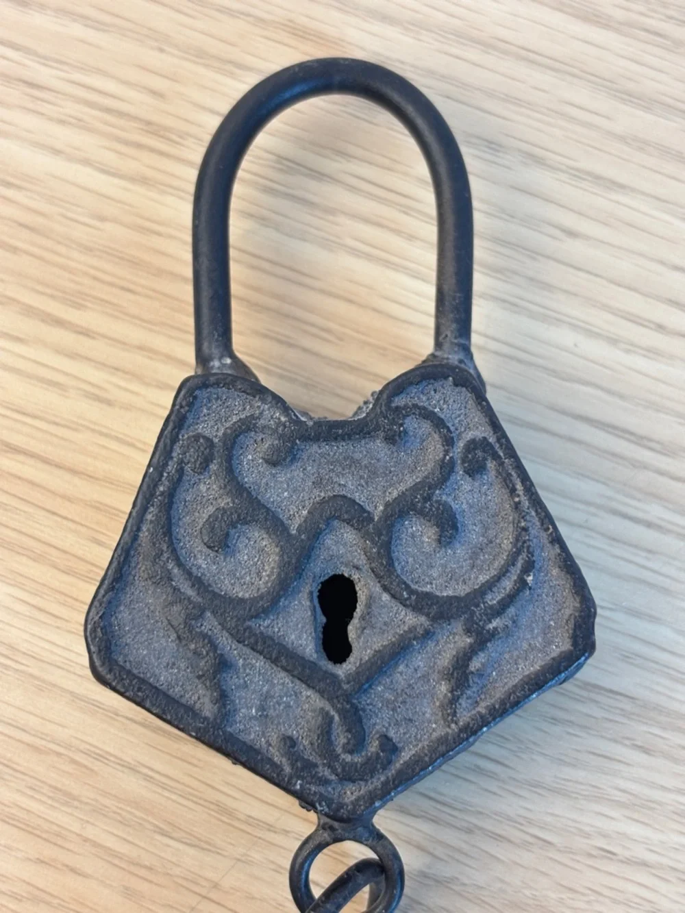 Decorative Vintage-Style Black‎ Iron Skeleton Keys and Padlock Wall Accent Heavy